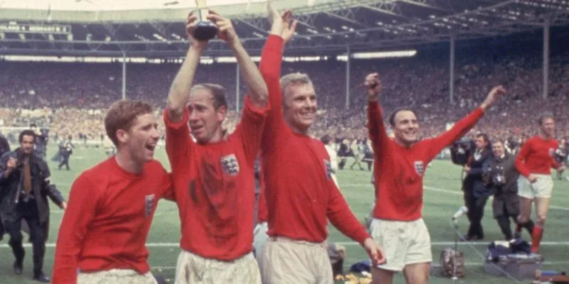 Sir Bobby Charlton – Huyền thoại ManU đầu tiên của thế giới